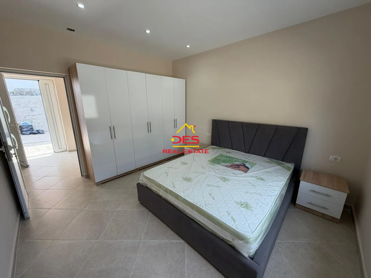 Shitet shtëpi private + truall në çole, vlorë.