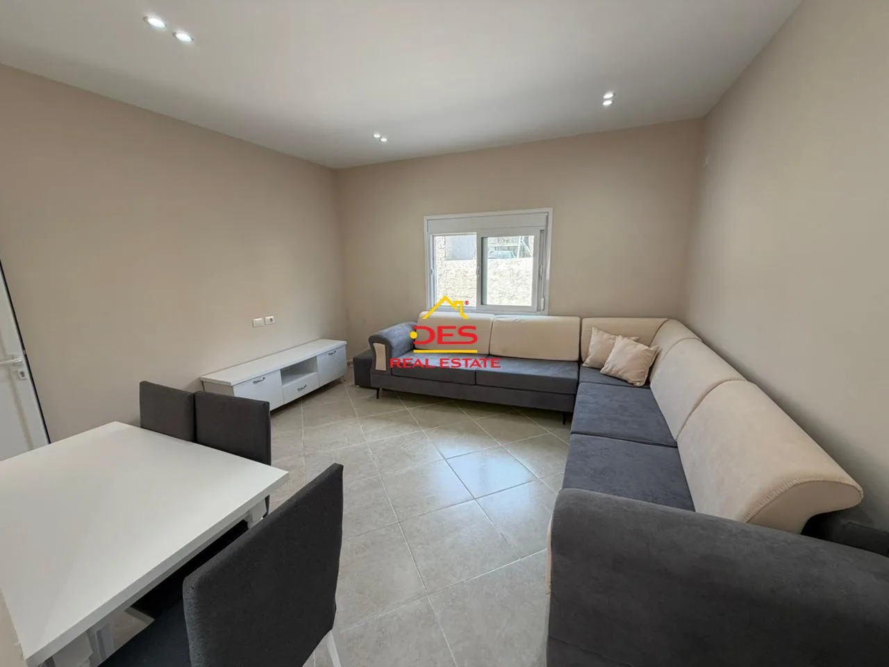 Shitet shtëpi private + truall në çole, vlorë.