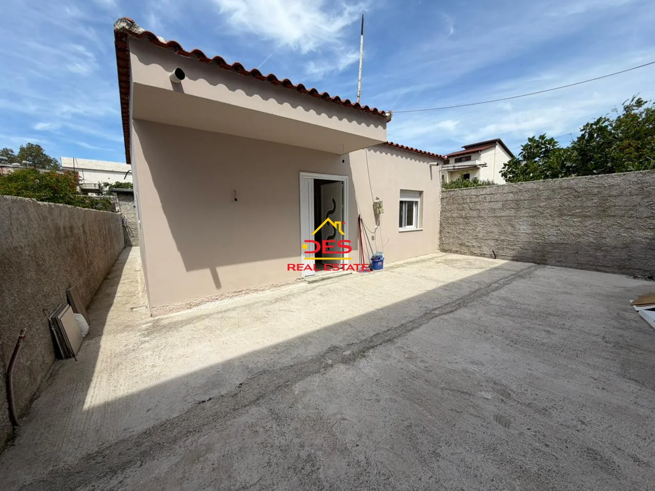 Shitet shtëpi private + truall në çole, vlorë.