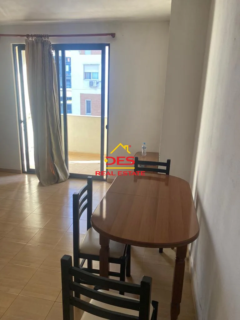 Shitet apartament 1+1 tek ish parku i abutobusave ,tiranë