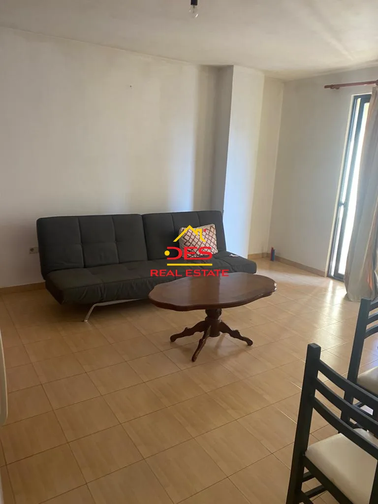Shitet apartament 1+1 tek ish parku i abutobusave ,tiranë