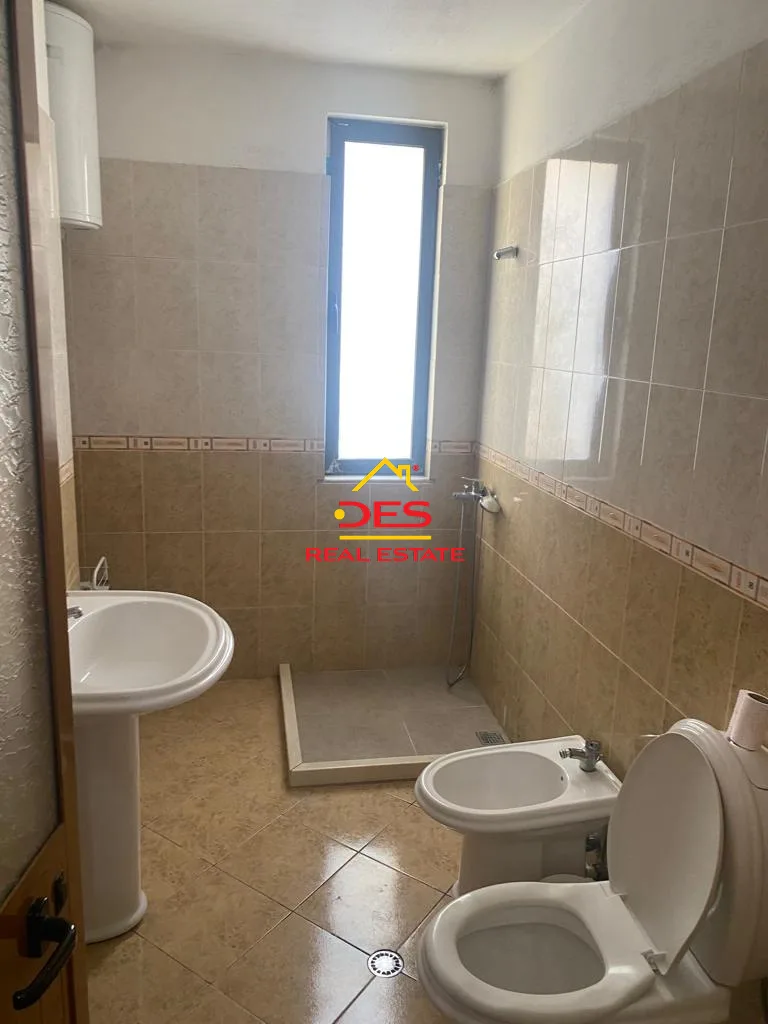 Shitet apartament 1+1 tek ish parku i abutobusave ,tiranë