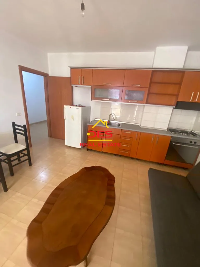 Shitet apartament 1+1 tek ish parku i abutobusave ,tiranë