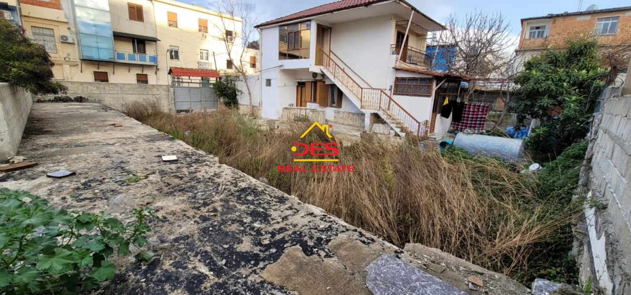 Shitet truall + ndërtesë pranë gjëndjes civile,vlorë.