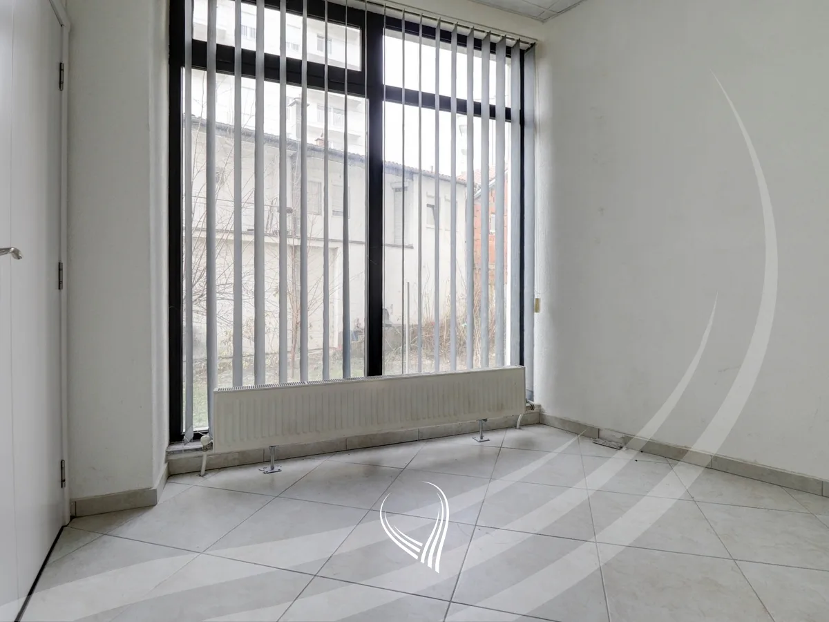 Zyre 250m2 me qira në lagjen Tophane