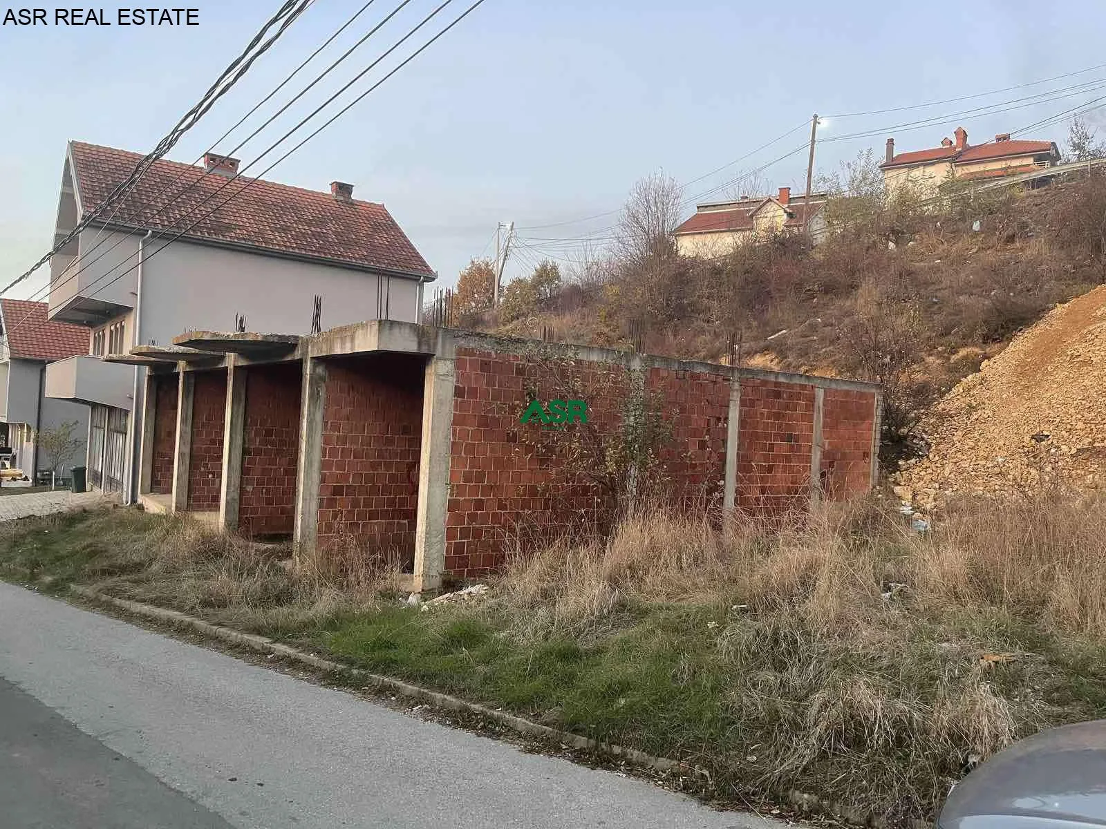 Ofrohet për shitje 8 ari truall me lokal ne perdhese ne Kolovice/Prishtine
