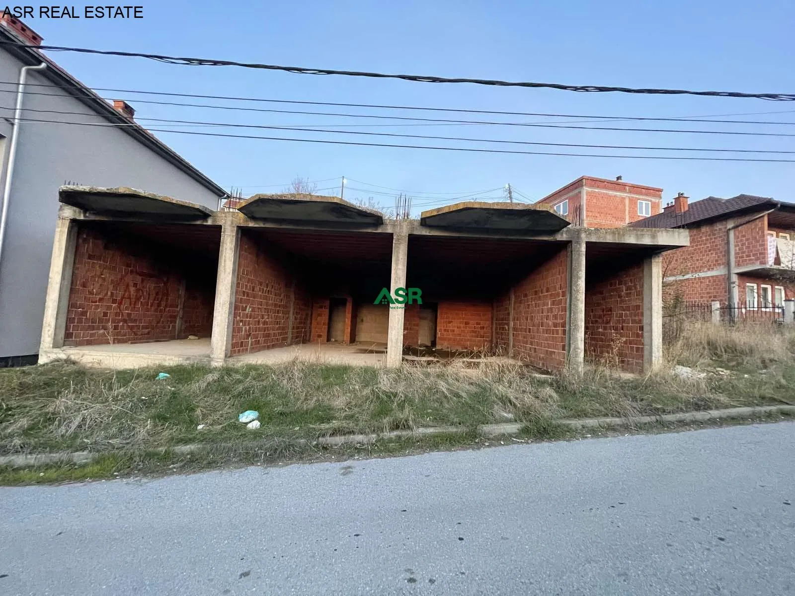 Ofrohet për shitje 8 ari truall me lokal ne perdhese ne Kolovice/Prishtine
