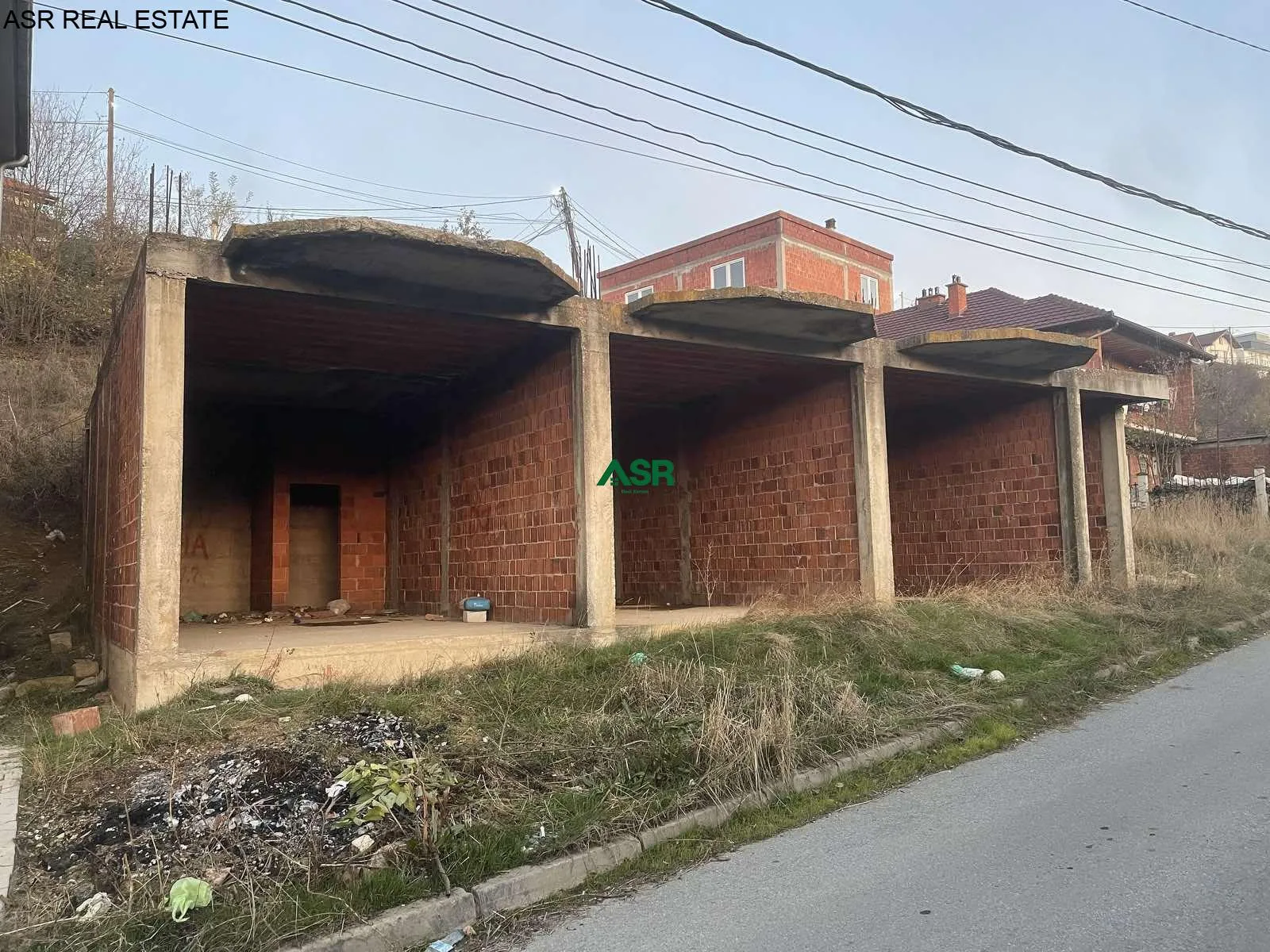 Ofrohet për shitje 8 ari truall me lokal ne perdhese ne Kolovice/Prishtine