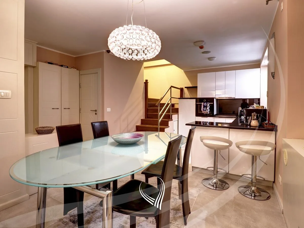 Duplex - Banesë me 2 dhoma gjumi me qira në Qendër
