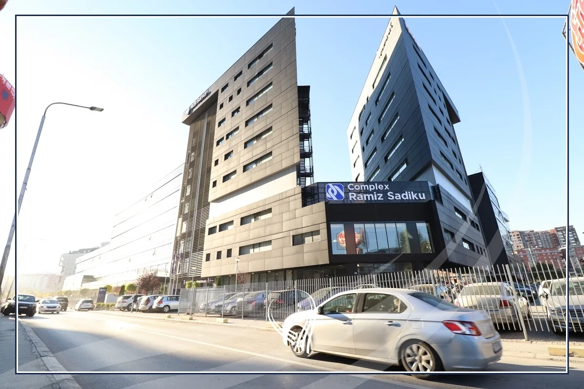 Hapësirë afariste për zyre 350m2 me qira në lagjen Lakrishtë – Kompleksi Ramiz Sadiku
