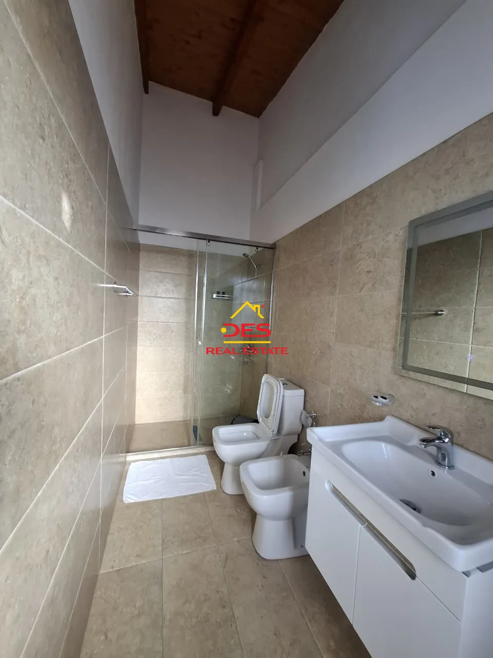 Jepet me qira hotel 3 katësh në çentrale, vlorë