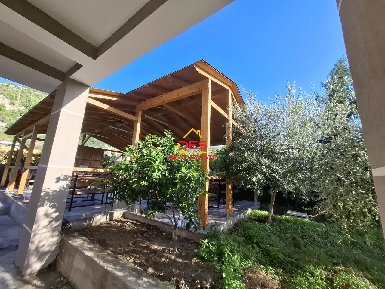 Jepet me qira hotel 3 katësh në çentrale, vlorë