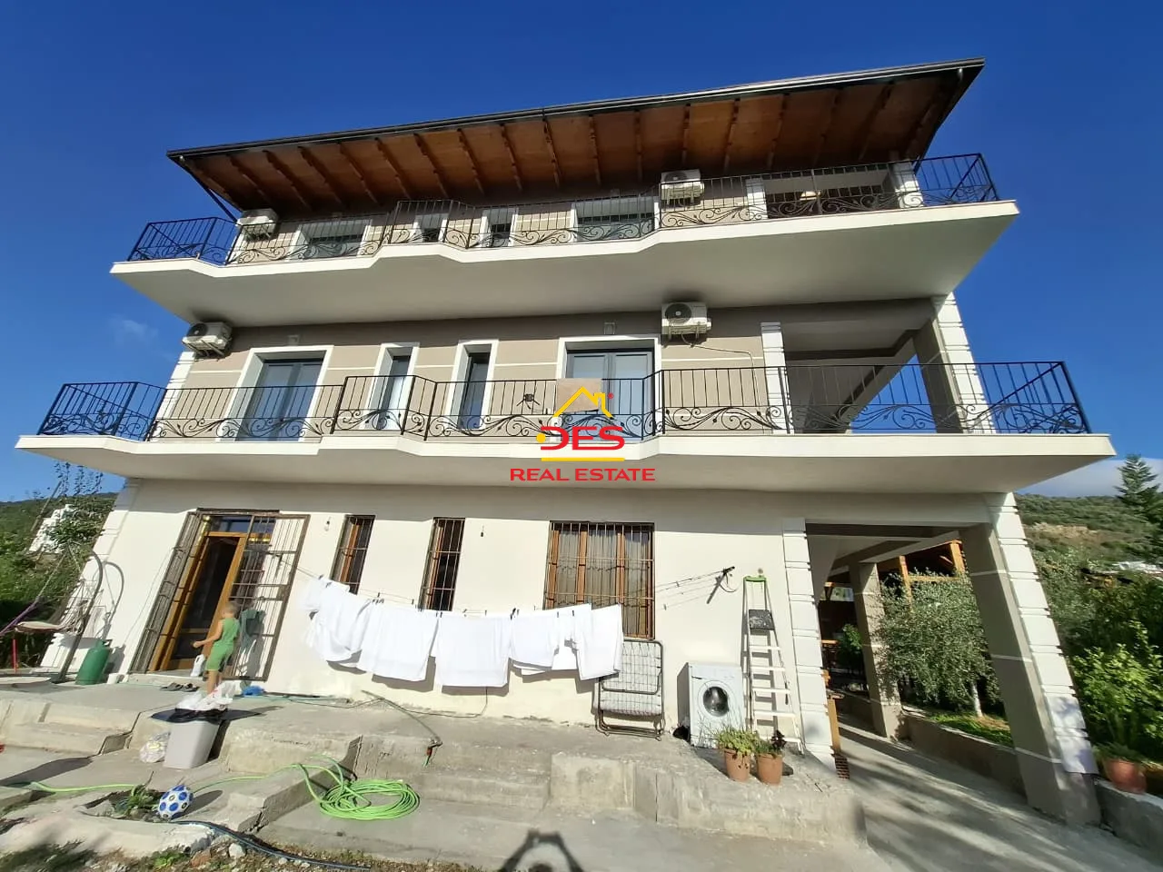 Jepet me qira hotel 3 katësh në çentrale, vlorë