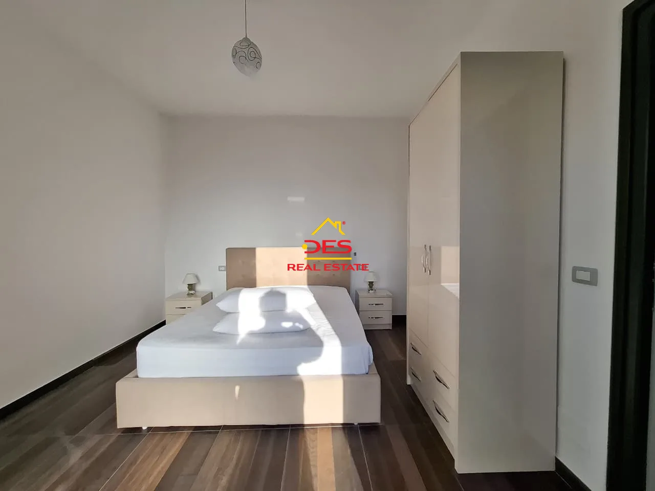Jepet me qira hotel 3 katësh në çentrale, vlorë