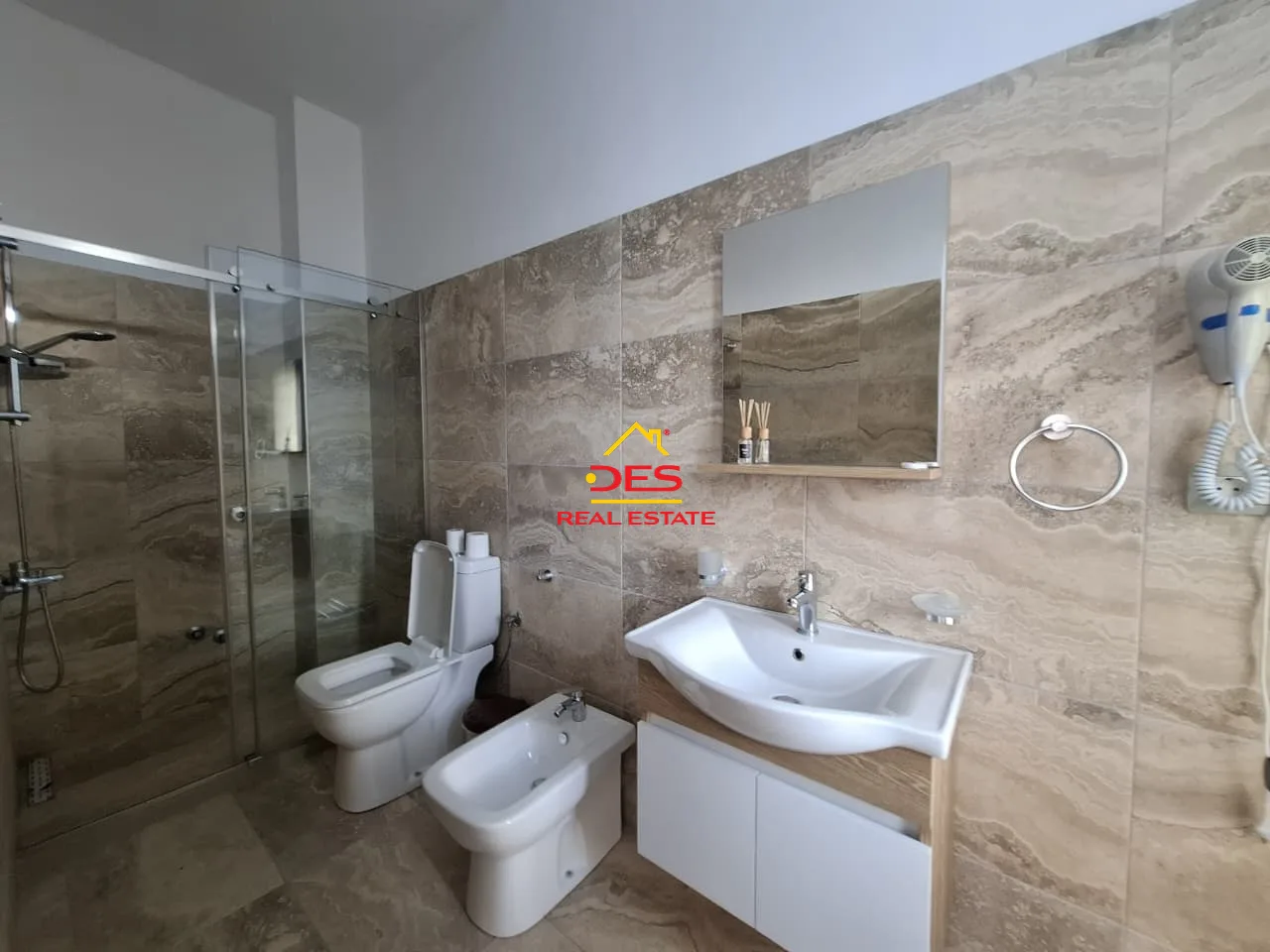 Jepet me qira hotel 3 katësh në çentrale, vlorë