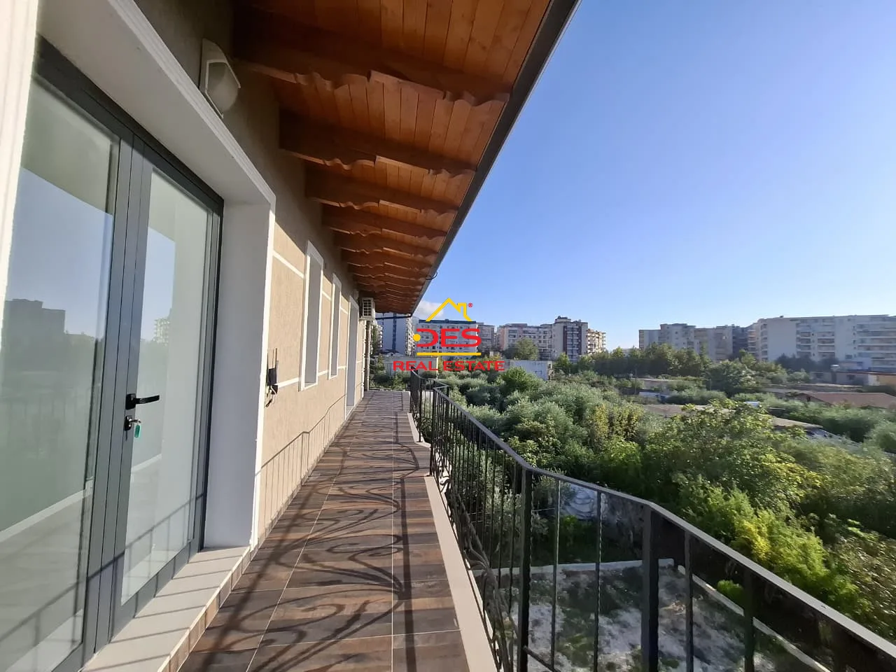 Jepet me qira hotel 3 katësh në çentrale, vlorë