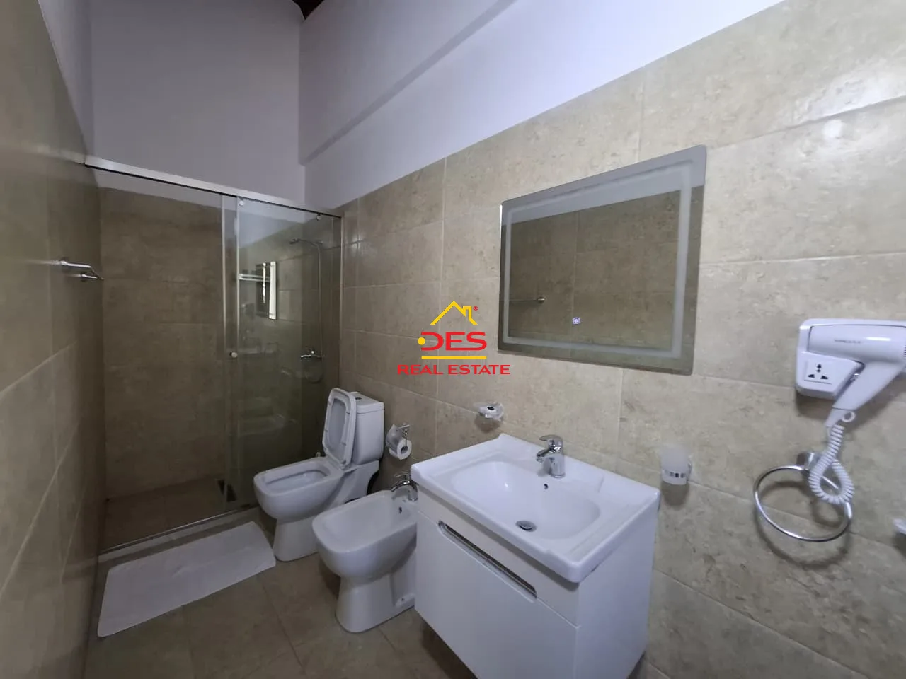Jepet me qira hotel 3 katësh në çentrale, vlorë