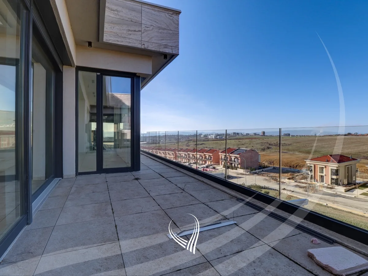 Penthouse tarracier 246.35m2 në shitje në lagjen Marigona Hill
