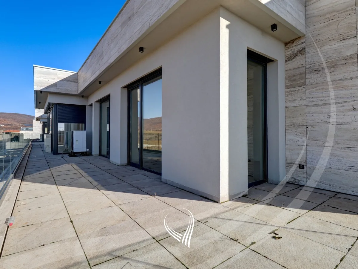 Penthouse tarracier 246.35m2 në shitje në lagjen Marigona Hill