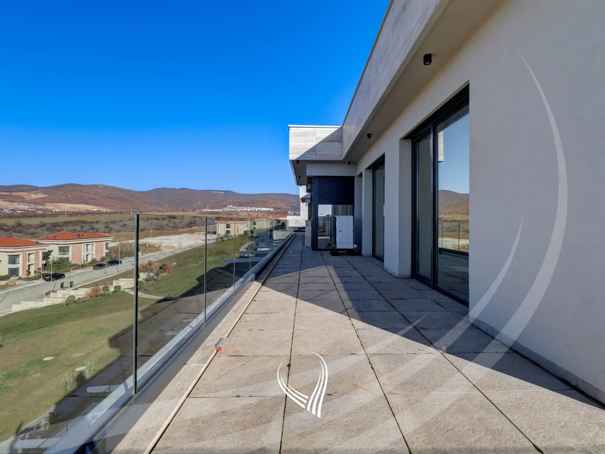 Penthouse tarracier 246.35m2 në shitje në lagjen Marigona Hill