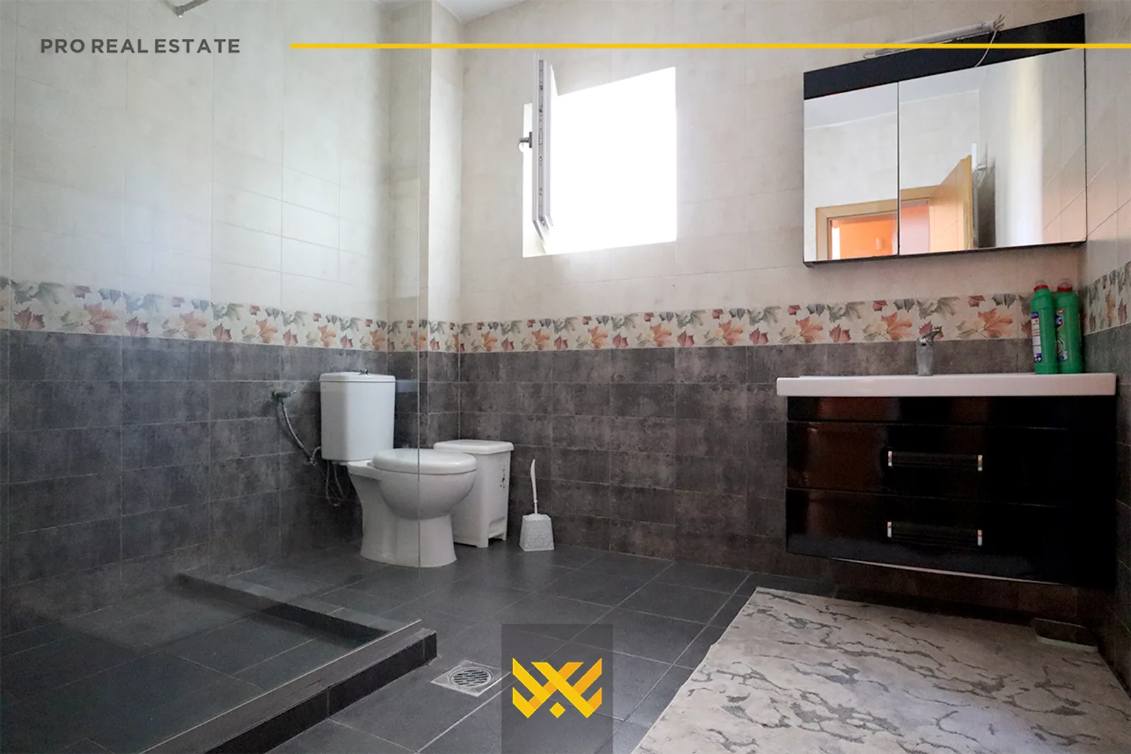 Shtëpi 450m² në #SHITJE në Lagjen Qëndresa.