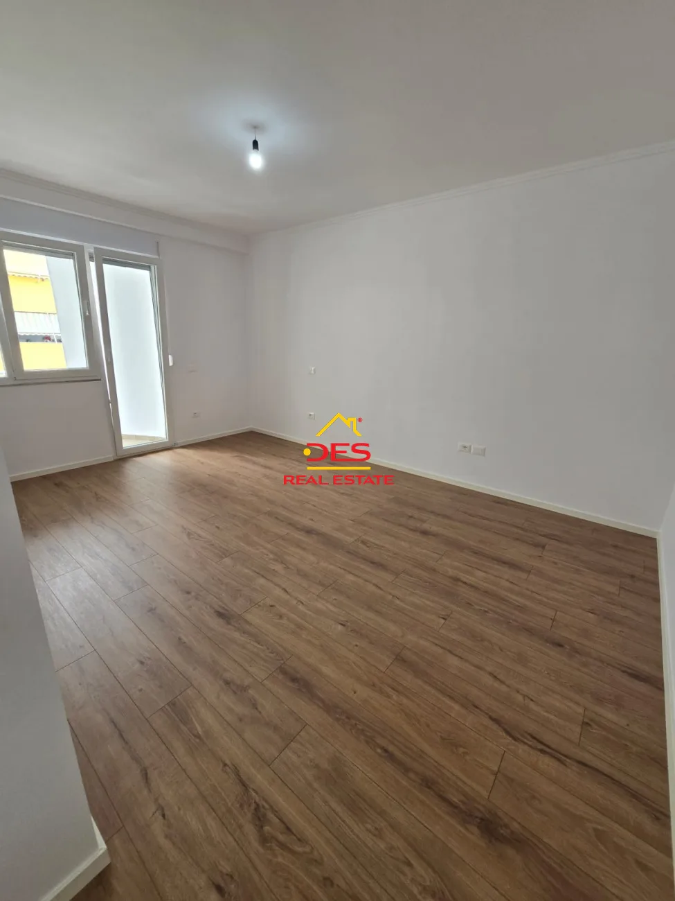 Shitet apartament 2+1 ne rrugen e Kavajes!