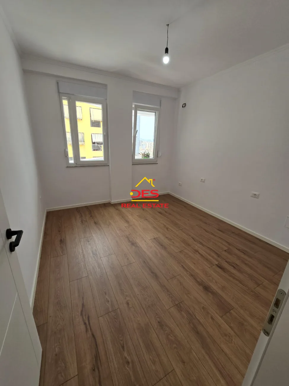 Shitet apartament 2+1 ne rrugen e Kavajes!