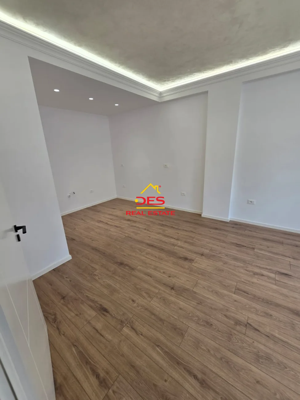 Shitet apartament 2+1 ne rrugen e Kavajes!