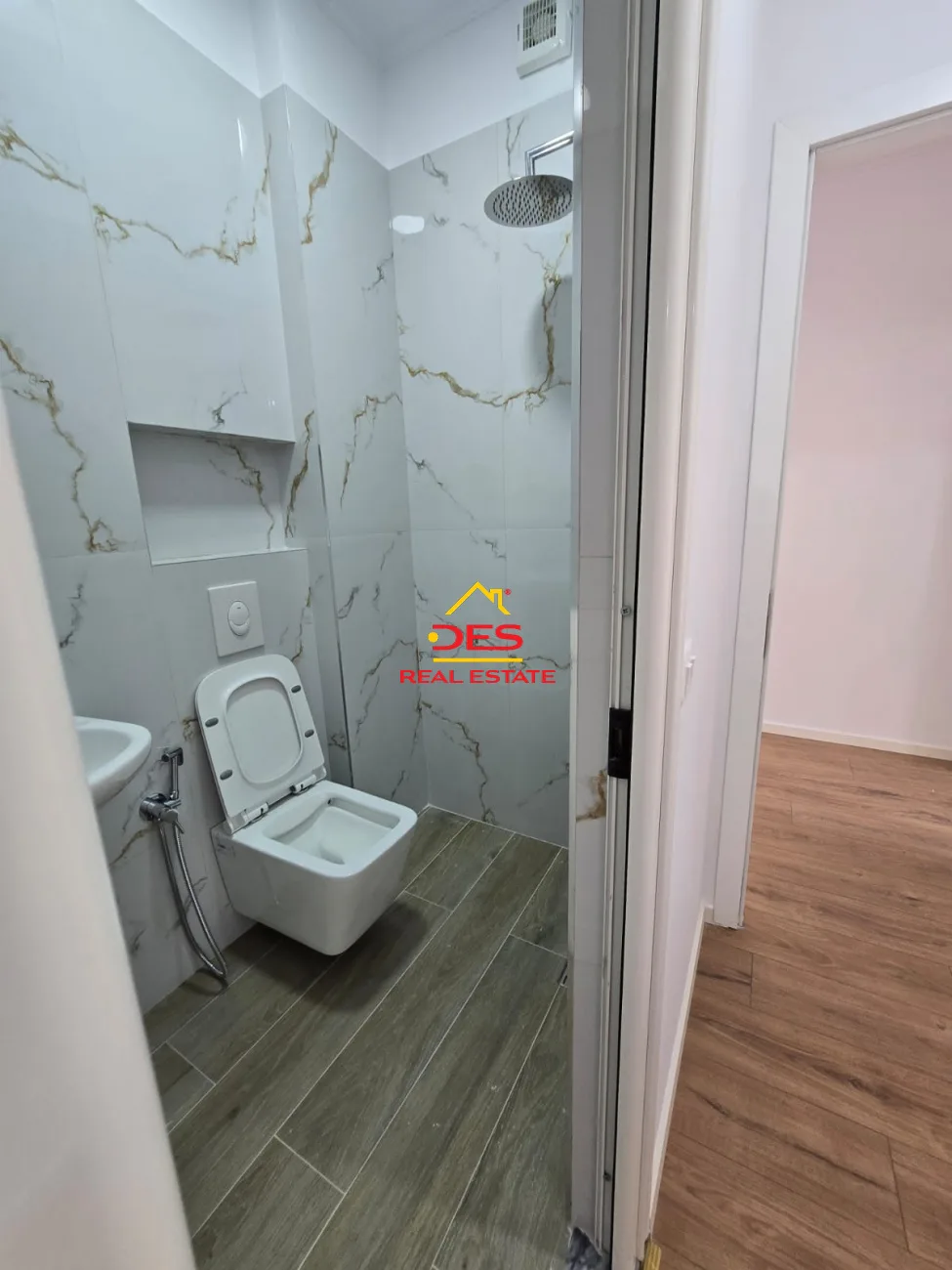 Shitet apartament 2+1 ne rrugen e Kavajes!
