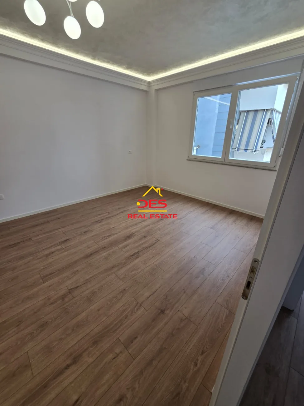 Shitet apartament 2+1 ne rrugen e Kavajes!