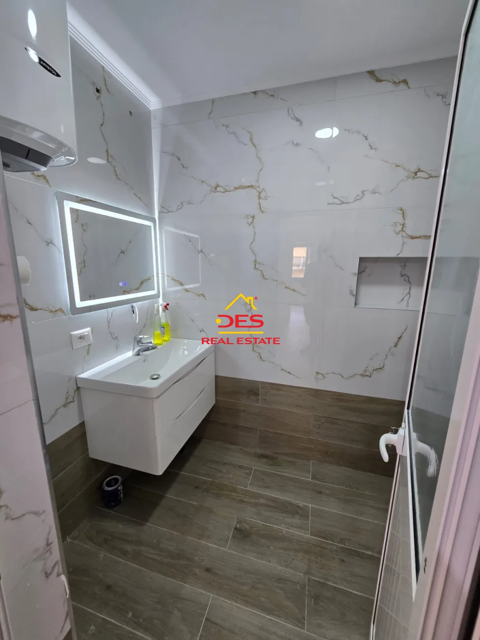 Shitet apartament 2+1 ne rrugen e Kavajes!