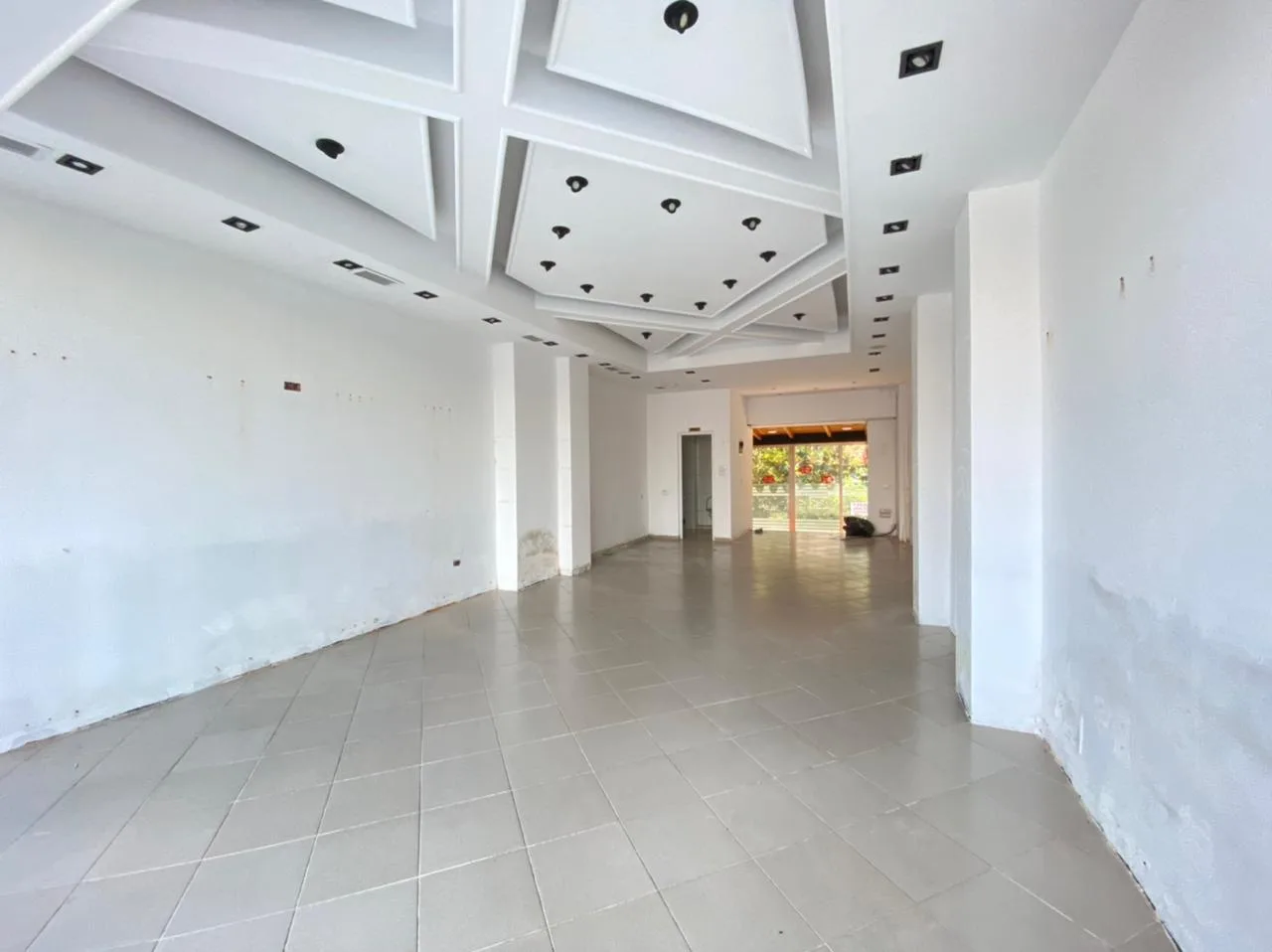 Jepet me qira ambient biznesi bulevardin bajram curri,tiranë
