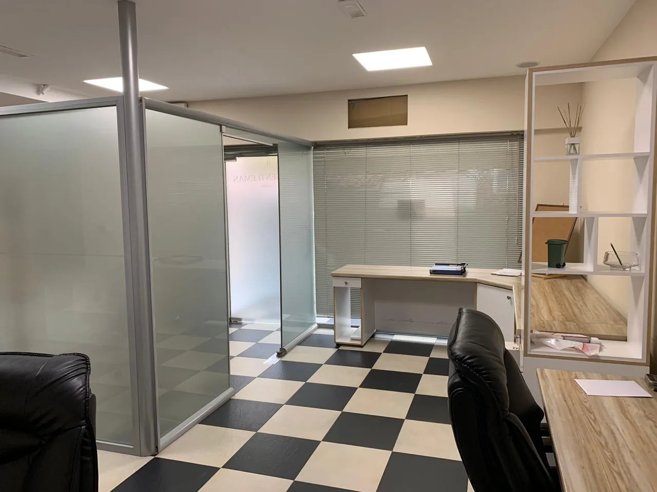 Jepet me qira ambient biznesi tek sheshi willson, tiranë