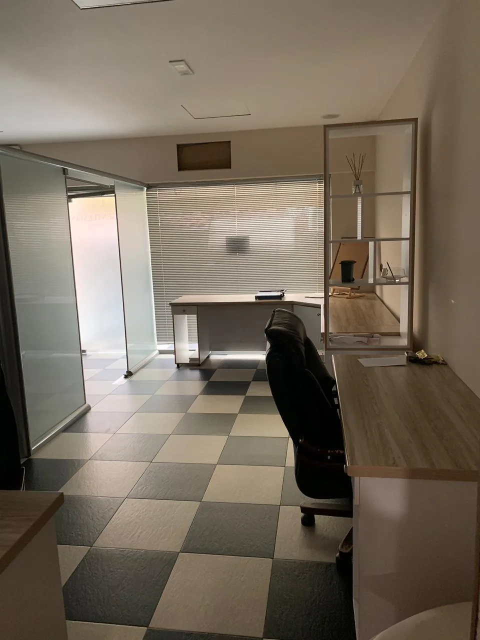 Jepet me qira ambient biznesi tek sheshi willson, tiranë