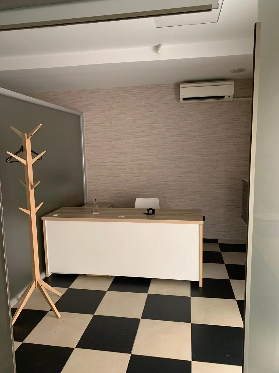 Jepet me qira ambient biznesi tek sheshi willson, tiranë
