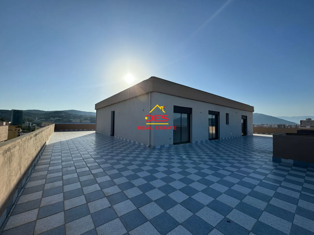 Shitet papafingo 2+1 pranë shtëpisë së oficerave ,vlorë