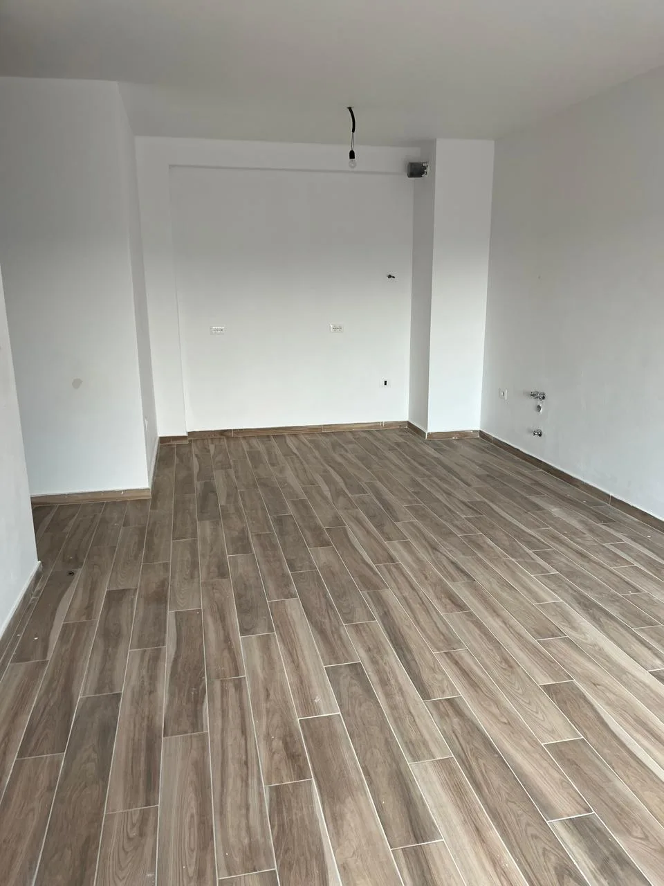 Zyre Me Qera 2+1Tek Kompleksi Zirkon (ID BZ2621) Tirane.