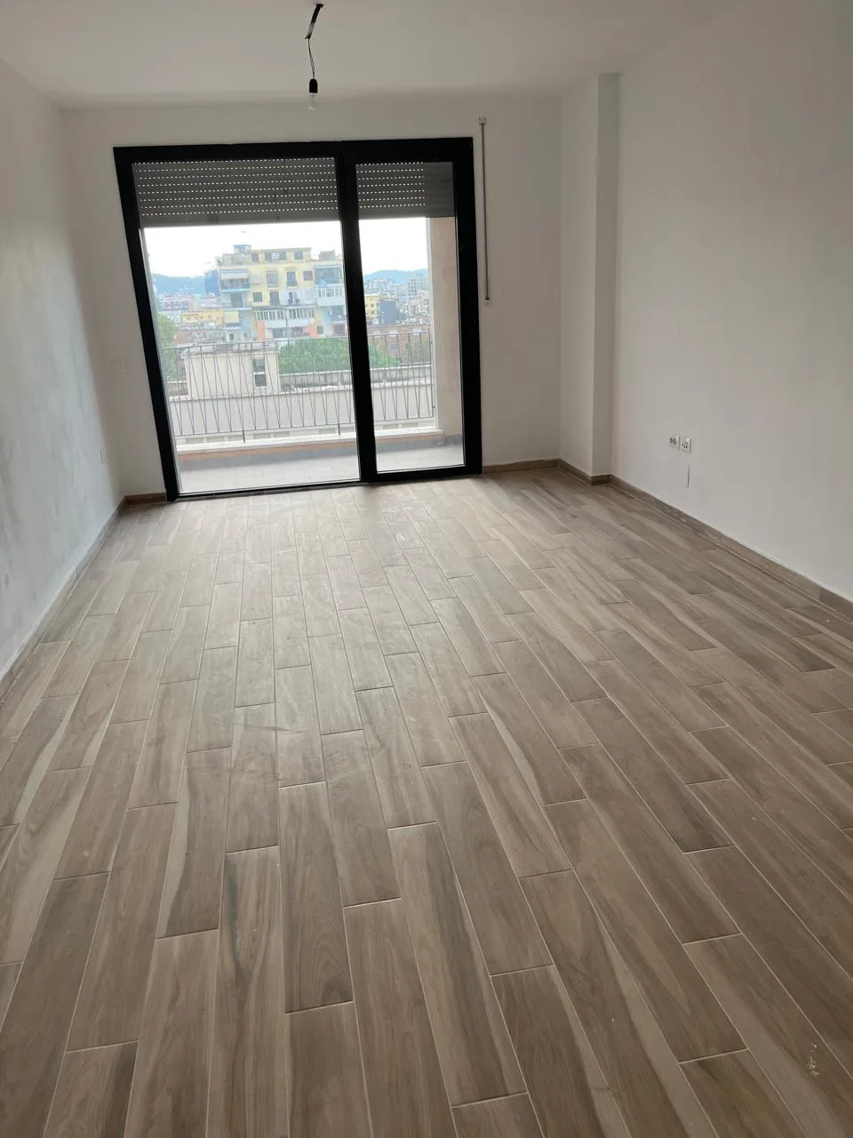 Zyre Me Qera 2+1Tek Kompleksi Zirkon (ID BZ2621) Tirane.