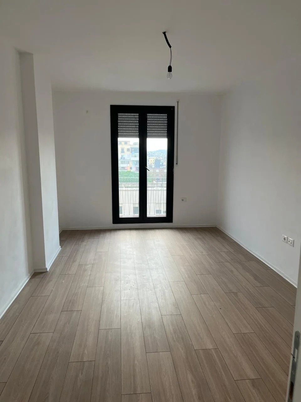 Zyre Me Qera 2+1Tek Kompleksi Zirkon (ID BZ2621) Tirane.