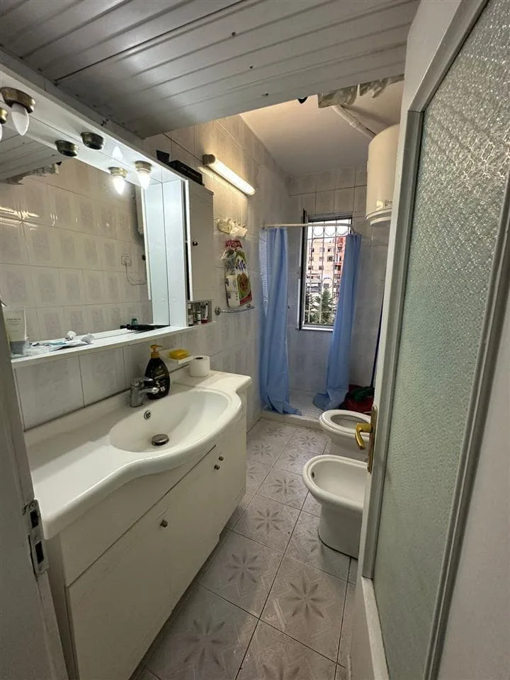 Jepet me Qera Apartament 2+1 tek Bulevardi Zogu i Pare (ID B22178)
