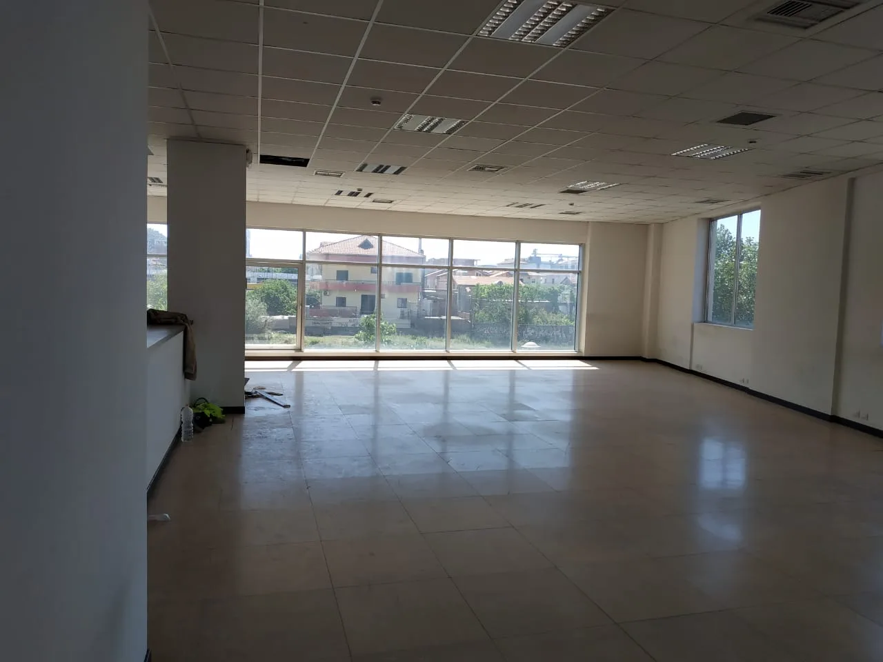 Jepet me qira ambient biznesi tek rruga e kavajës, tiranë