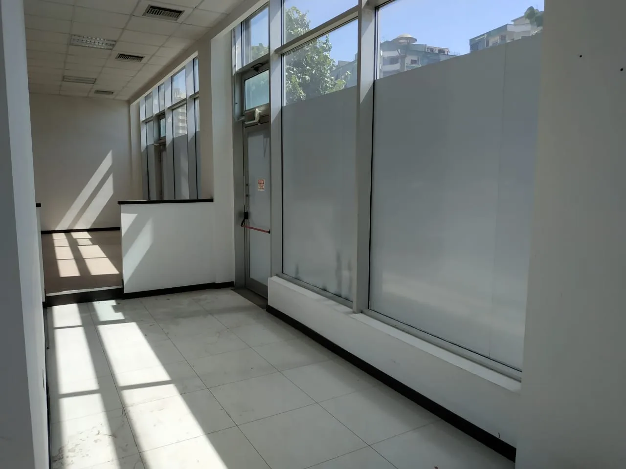 Jepet me qira ambient biznesi tek rruga e kavajës, tiranë