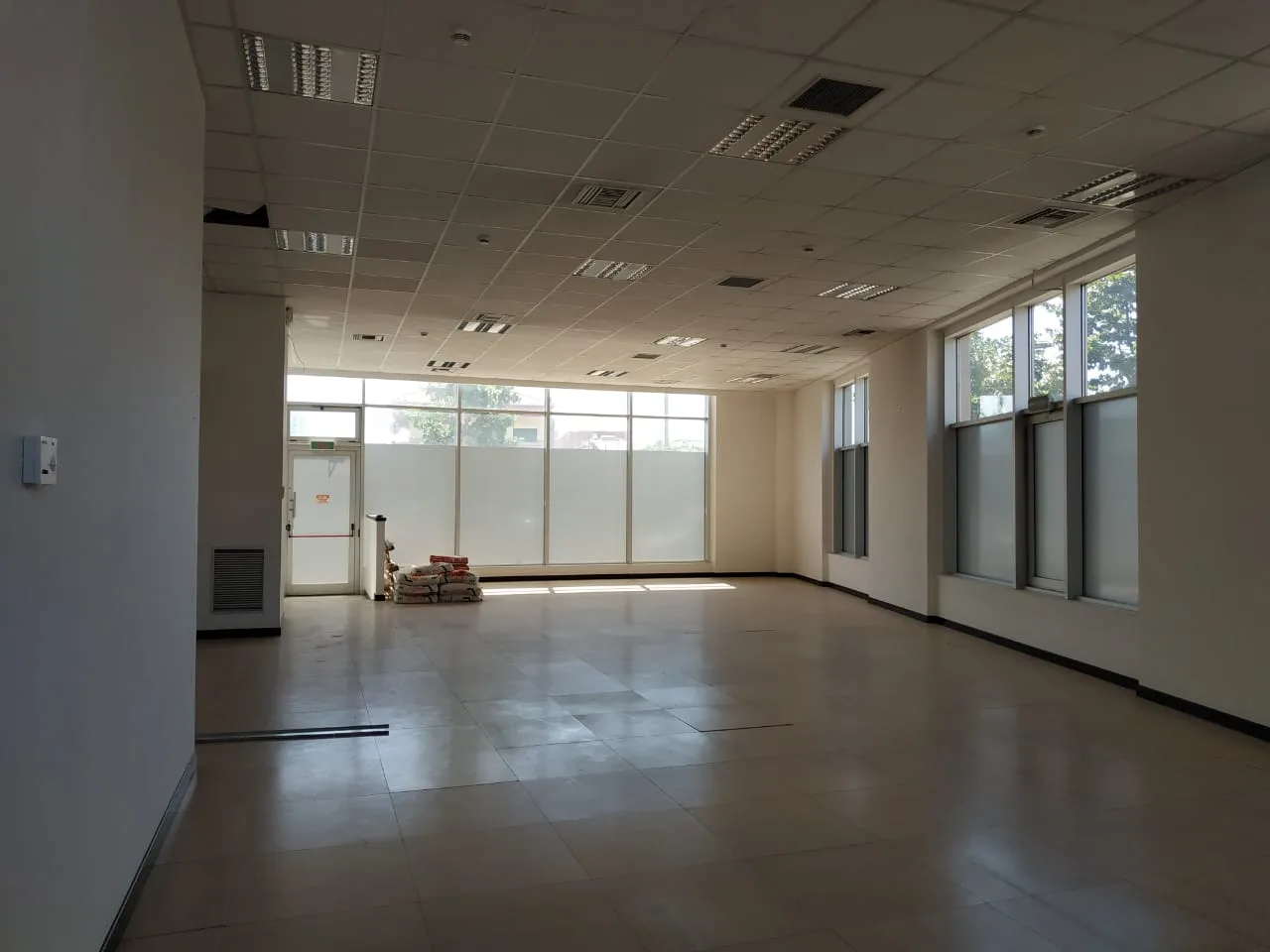 Jepet me qira ambient biznesi tek rruga e kavajës, tiranë