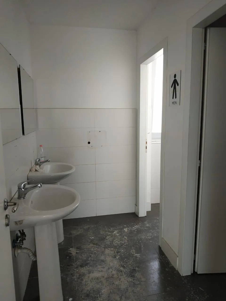 Jepet me qira ambient biznesi tek rruga e kavajës, tiranë