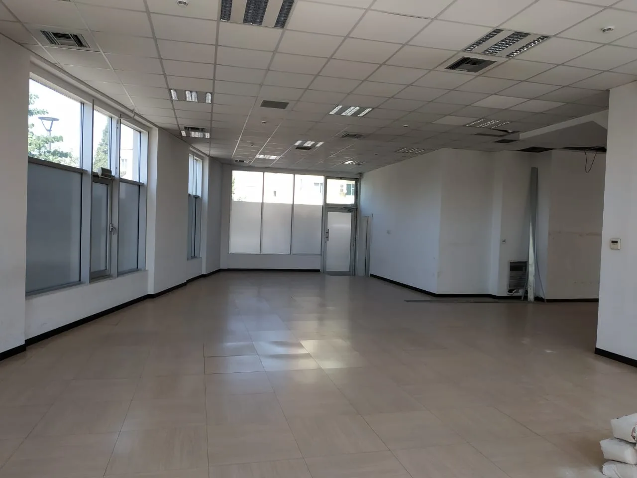 Jepet me qira ambient biznesi tek rruga e kavajës, tiranë