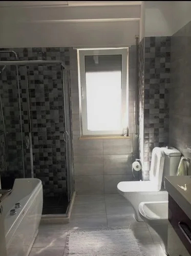 Jepet me qira apartament 3+1, liqeni thatë, tiranë