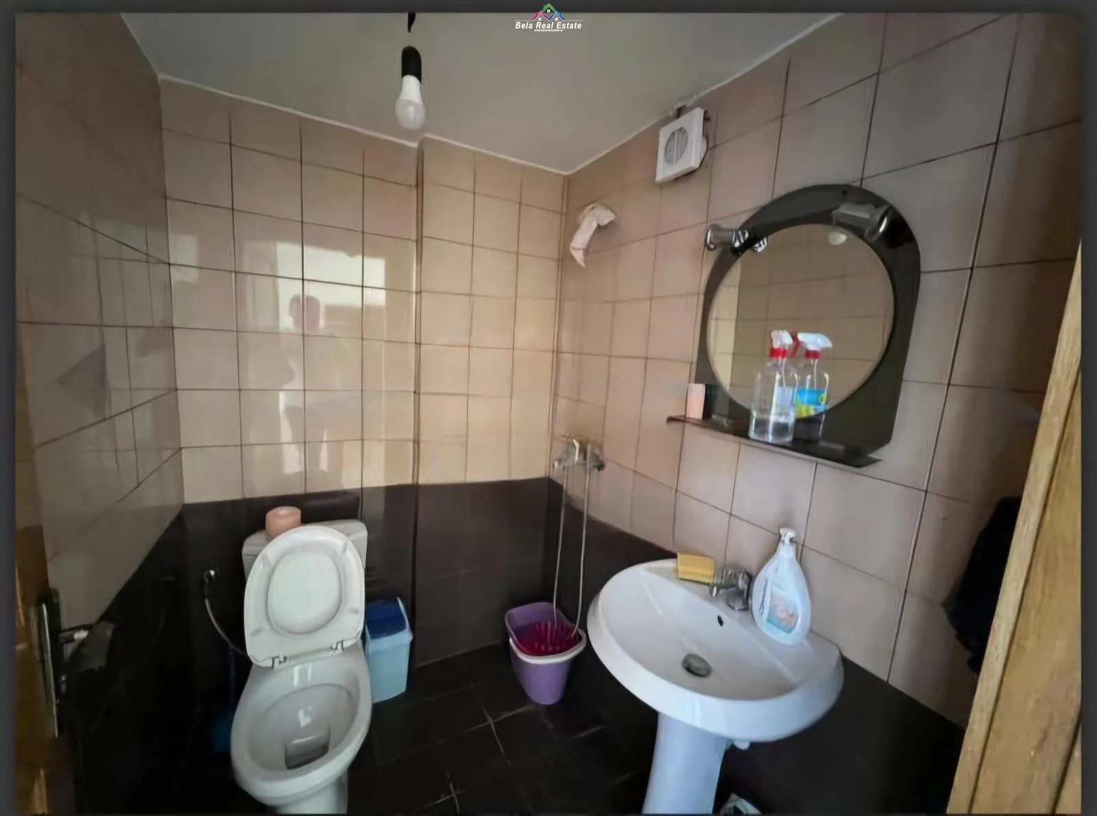 Zyre Me Qera Tek Ish Ekspozita (ID BZ2681) Tirane