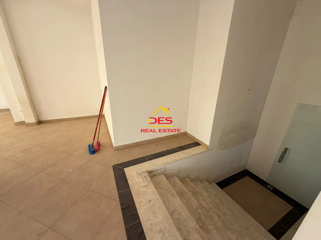 Jepet me qira ambient biznesi te rruga e re pranë dino bar, vlorë.