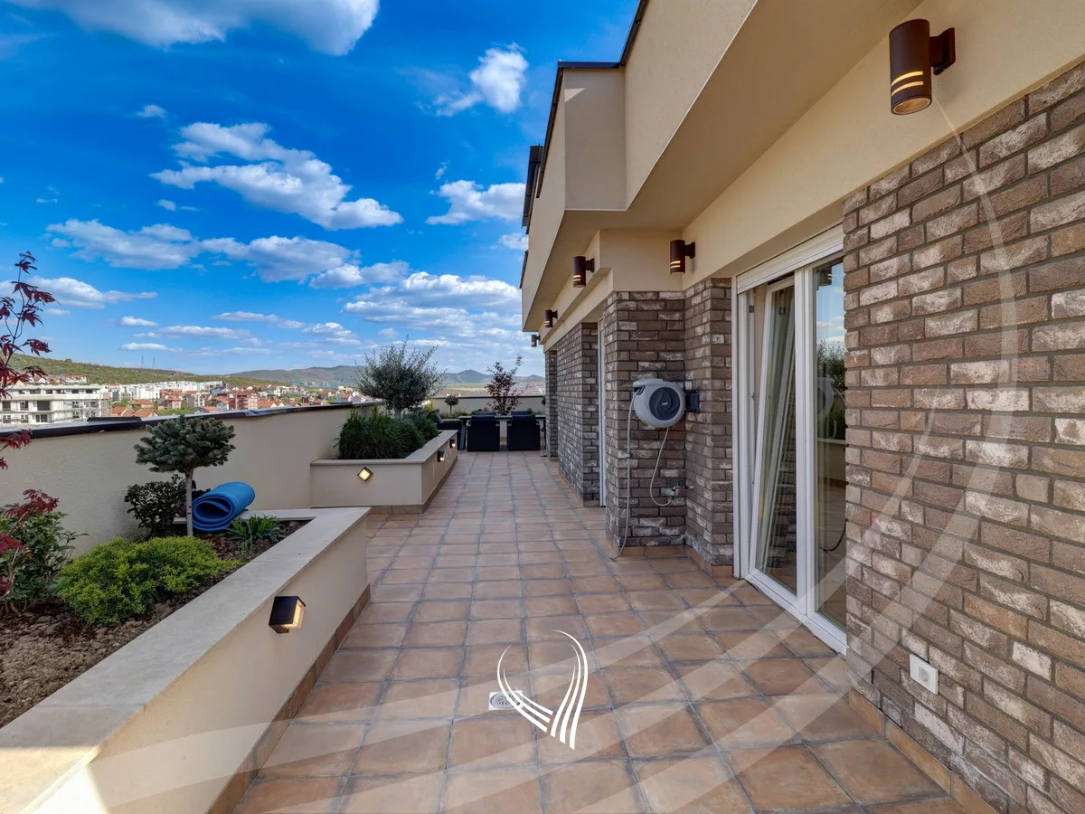 Penthouse me 3 dhoma gjumi me qira në lagjen Mati 1