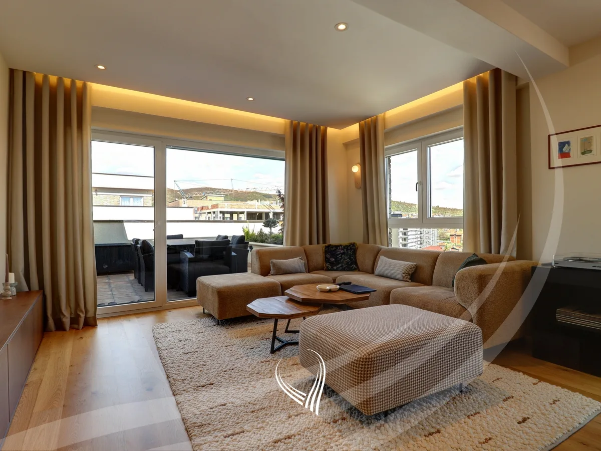 Penthouse me 3 dhoma gjumi me qira në lagjen Mati 1